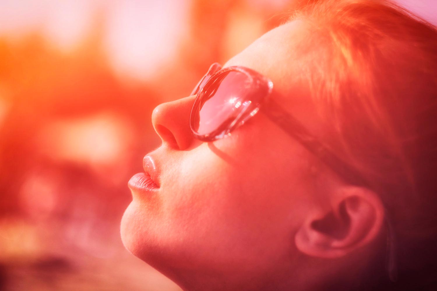 image femme portant des lunettes solaires